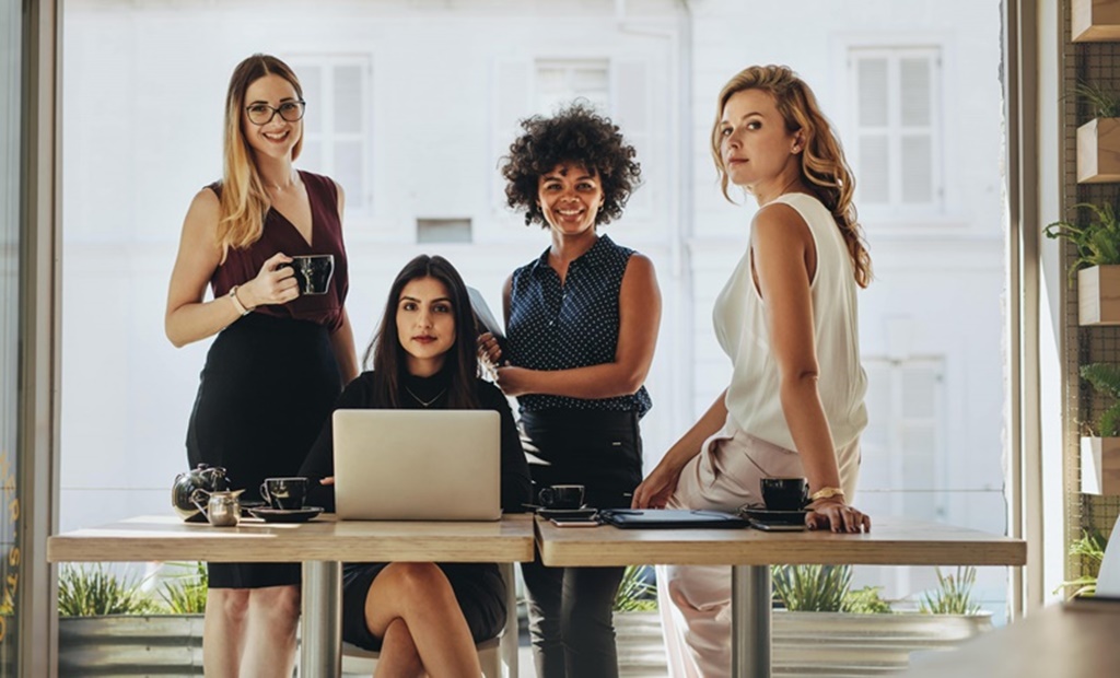 4 mulheres em uma mesa